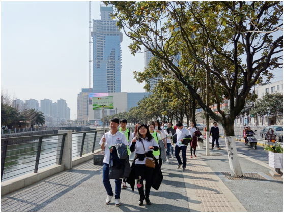 一路上，志愿者把“学雷锋践行动 树新风做好事 做志愿者”的精神传扬到大街小巷，把雷锋为人民服务的志愿精神带到城市的每个角落。